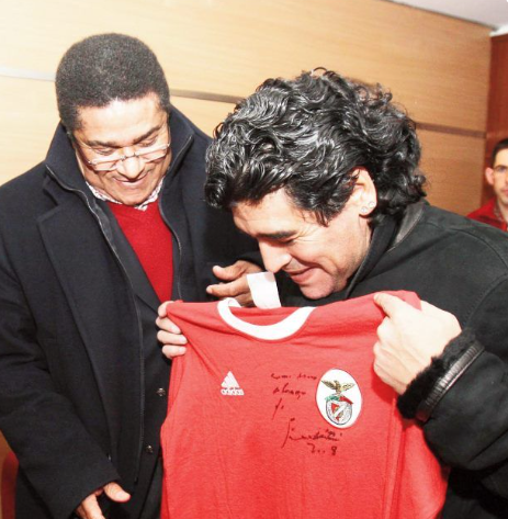 ViolinistadaLuz's tweet photo. Por falar no nível do Pelé e do Maradona...

Eusébio, Pelé e Maradona. https://t.co/tVBpI2LLIW