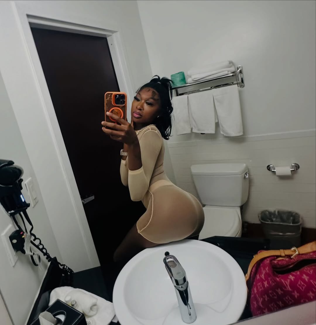 Slimgoodieee25's tweet photo. If You Are That Kind Of Man Cause I’m That Kinda Girl ☺️🤍 https://t.co/BMSzOMR42c