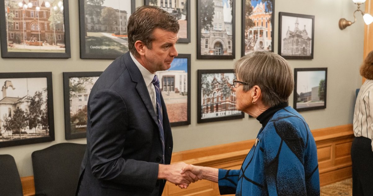 kstatelibraries's tweet photo. October is National Arts and Humanities Month! Last week, Dean Wiser joined fellow Humanities Kansas board members in meeting with Governor Kelly to discuss the value and importance of the arts and humanities across Kansas. 📚 https://t.co/cxc5YO4IgE