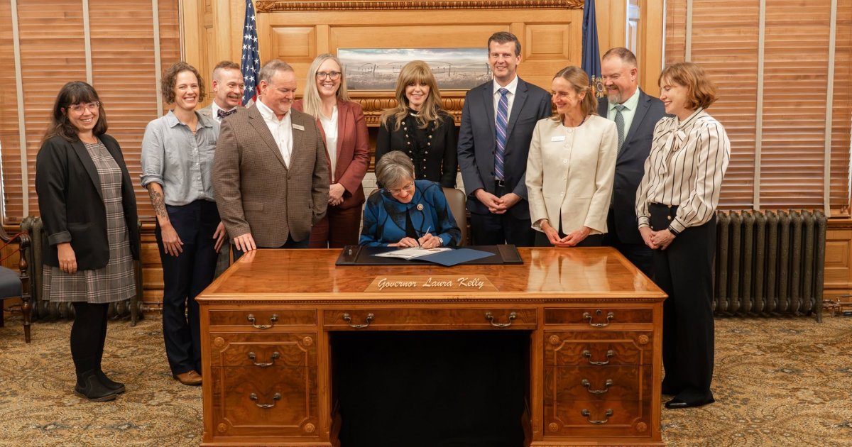 kstatelibraries's tweet photo. October is National Arts and Humanities Month! Last week, Dean Wiser joined fellow Humanities Kansas board members in meeting with Governor Kelly to discuss the value and importance of the arts and humanities across Kansas. 📚 https://t.co/cxc5YO4IgE