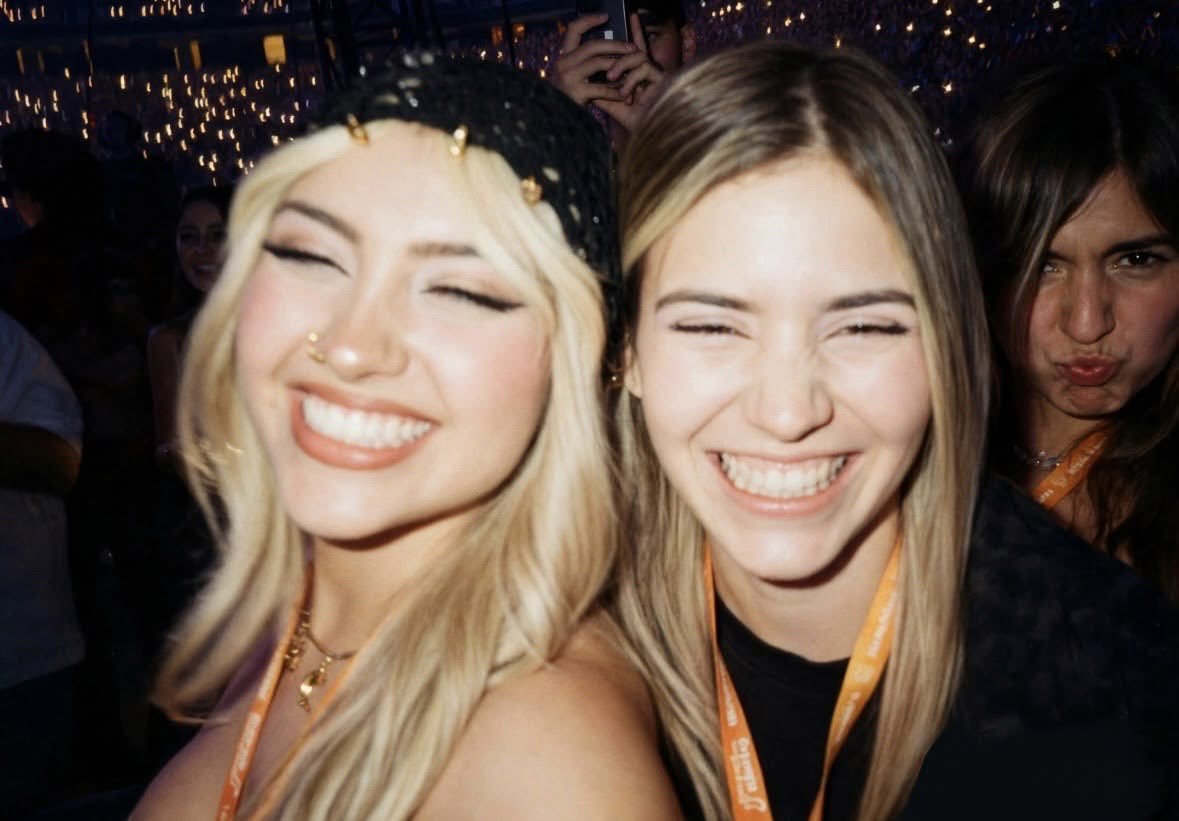 heeyCache's tweet photo. Que es esta foto tan preciosa???? Sean inmensamente feliz toda la vida 😭 https://t.co/7ykdCeZ8HQ