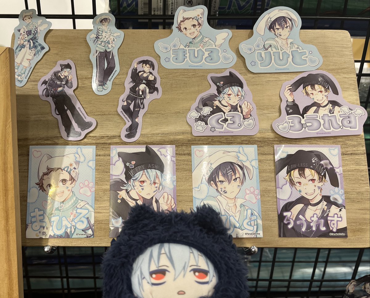 ts_servamp's tweet photo. 👼サーヴァンプ POP UP SHOP開催中😈

ステッカーコレクションも新登場✨
クロ「きらふわかわいい系のデザインでも完璧に似合ってしまうオレ…🐈‍⬛」
真昼「ま〜た自分で言ってる…！」

📅開催期間：〜10月18日(日)迄
🚩会場：MEDICOS  SHOP  渋谷

【11月6日(金)】からは大阪でも開催‼️ https://t.co/kGAZVGtjZR