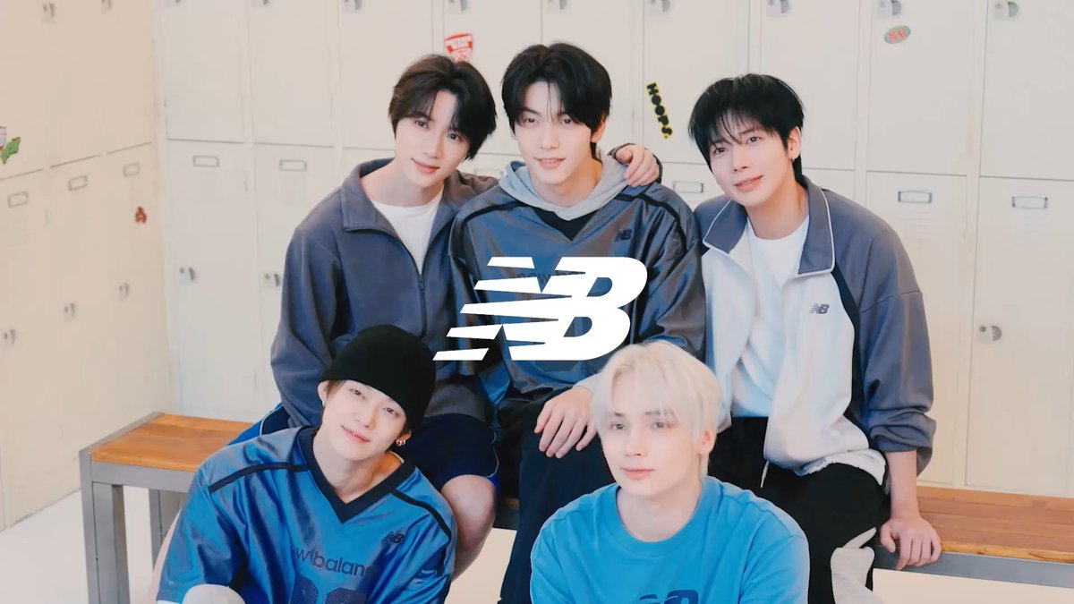 Kkorepo's tweet photo. 【TOMORROW X TOGETHER×New Balance👟✨】
「TOMORROW X TOGETHER」が、ABC-MARTのNew Balanceキャンペーンに2年連続で登場！

「Campus Life」をコンセプトにした新ビジュアルに加え、店内では5人の掛け合いや週替わりの限定メッセージも🎧

さらに、日本公演のサウンドチェックイベント招待が当たるチャンスも！ 10月8日よりスタートします。

#TOMORROW_X_TOGETHER #TXT #NewBalance #ABCマート
🔗https://t.co/yjYNT6JXJB