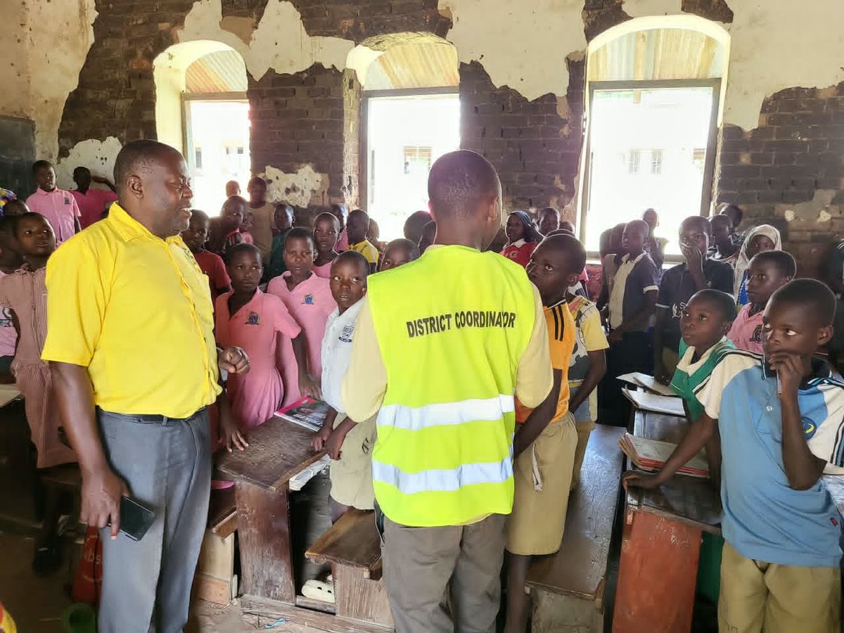 OnyangoEmmason's tweet photo. Pabire Moses on behalf of Namyalo monitored Butaleja Integrated P/S.
Headteacher Mugoya Davis, "We have 1,751learners,but classrooms are cracking"
Children have come for UPE,now we need safe classes,photo evidence attached.
Jajja's children can't learn under fear.
#ONCupdates https://t.co/APTVYnPEIS