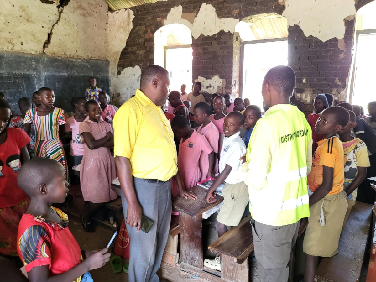 OnyangoEmmason's tweet photo. Pabire Moses on behalf of Namyalo monitored Butaleja Integrated P/S.
Headteacher Mugoya Davis, "We have 1,751learners,but classrooms are cracking"
Children have come for UPE,now we need safe classes,photo evidence attached.
Jajja's children can't learn under fear.
#ONCupdates https://t.co/APTVYnPEIS