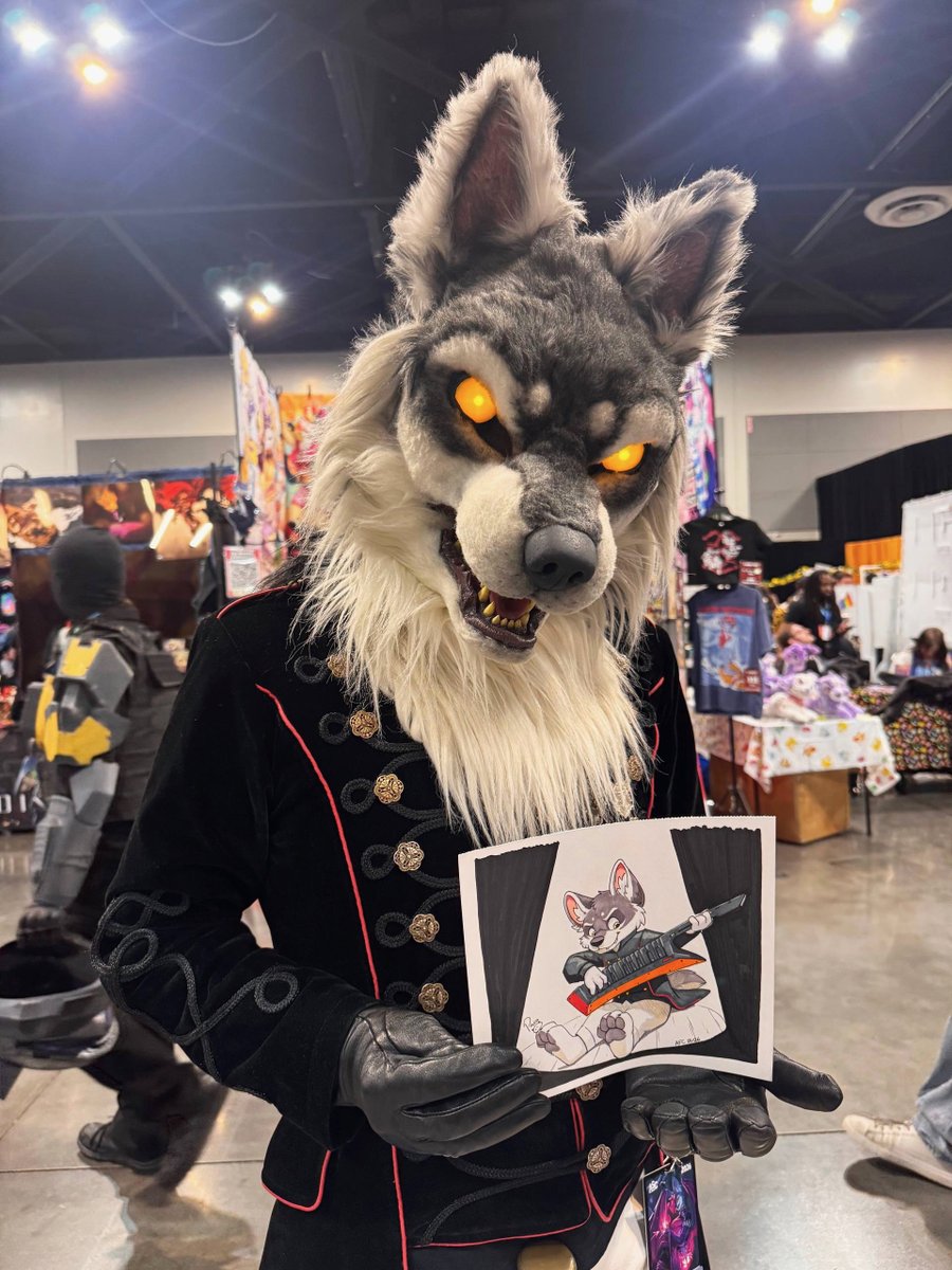 panda_paco's tweet photo. "Draw this epic angry character and turn him cute"
Not sure if I really achieved it, but Chronowolf seemed happy with the result.
Worked during ASC's artists alley.
And next weekend I went to a concert and they were playing this exact keytar I had drawn. https://t.co/ghrVRr67oI