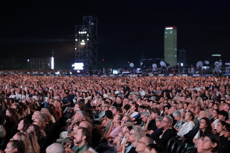 N12News's tweet photo. הקהל בטקס הזיכרון הלאומי של משפחות 7 באוקטובר https://t.co/DxUSKCh1mZ