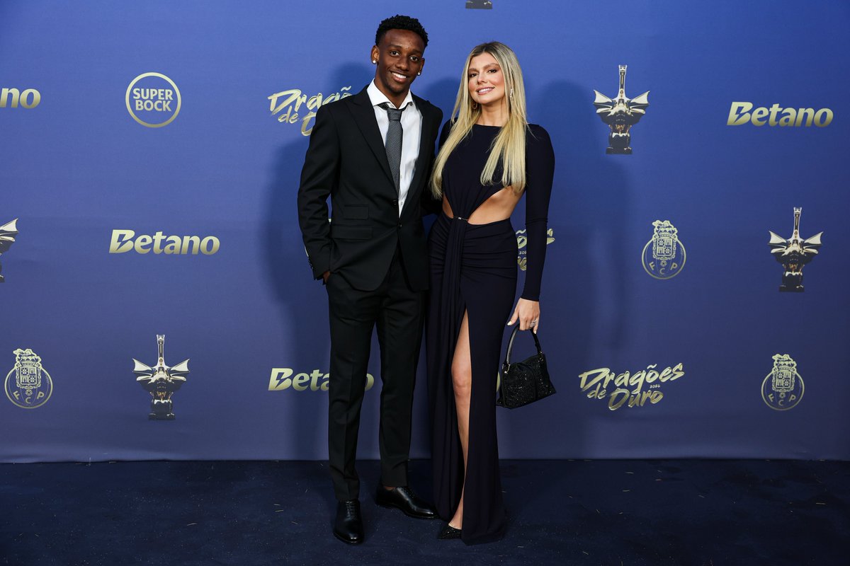 FCPorto's tweet photo. A noite começa aqui✨🐉 Dragões de Ouro 2026 ⭐ https://t.co/LneH85l9qG