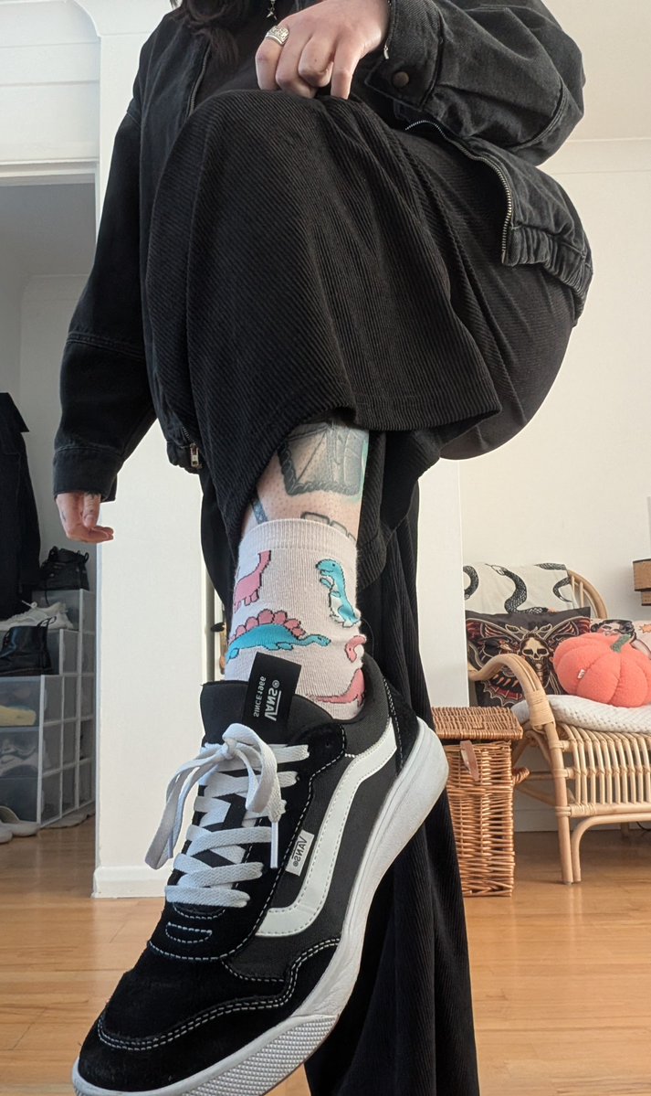 obeyleahvn's tweet photo. I miss doing @LondonFootParty, getting my dirty sneaker soles licked by losers was so delicious https://t.co/bwbXwaXhML