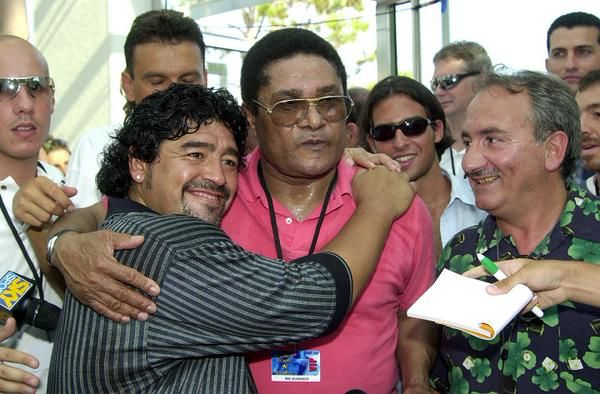 ViolinistadaLuz's tweet photo. Por falar no nível do Pelé e do Maradona...

Eusébio, Pelé e Maradona. https://t.co/tVBpI2LLIW