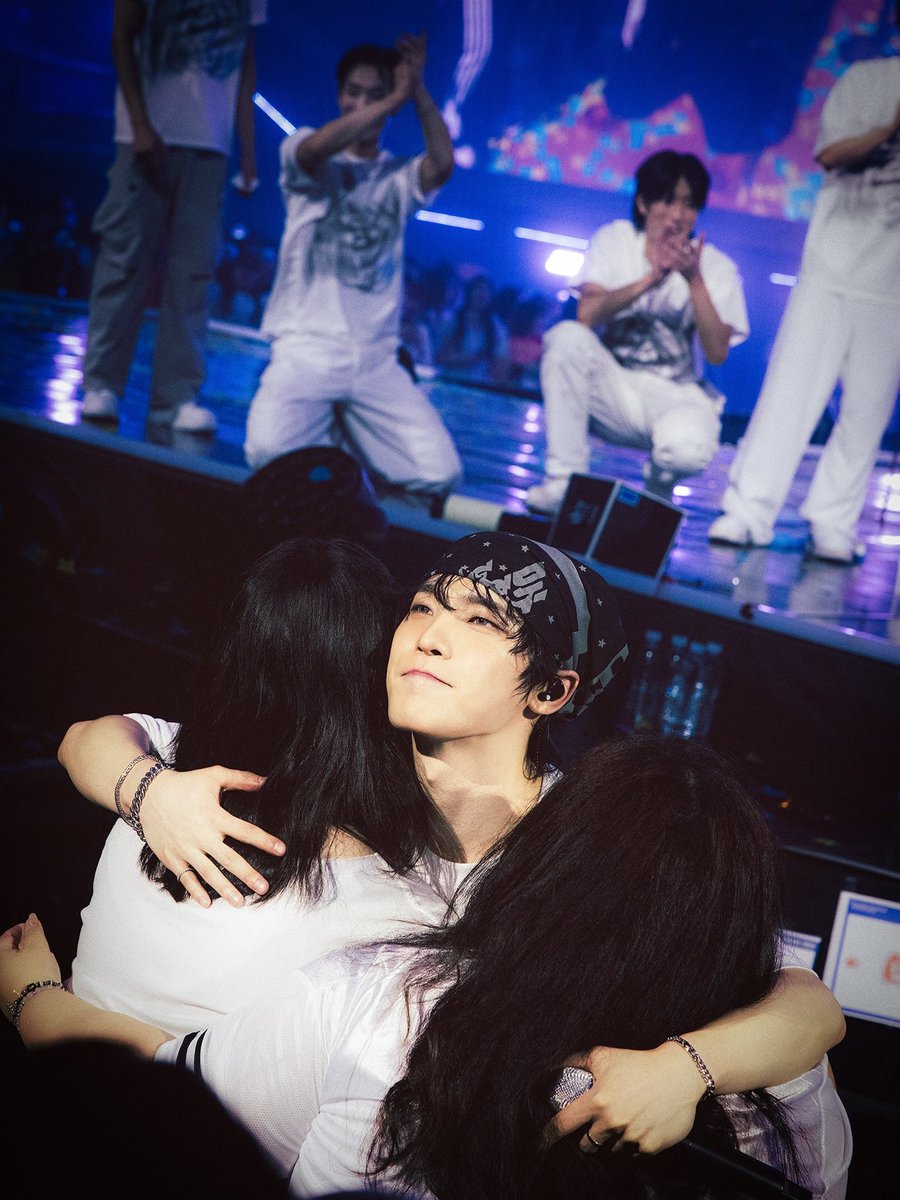 leejungchaan's tweet photo. CARATs, 여러 가지로 고마워요. I’m really nothing without you. https://t.co/vY6u5wcUXo