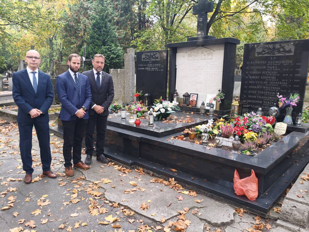 KoronyPolskiej's tweet photo. 🇵🇱 7 PAŹDZIERNIKA – ROCZNICA PROKLAMOWANIA NIEPODLEGŁOŚCI POLSKI 🇵🇱

7 października 1918 roku Rada Regencyjna wydała odezwę proklamującą niepodległość Państwa Polskiego. Był to doniosły, formalny akt polityczny.

W 108. rocznicę tego wydarzenia członkowie zarządu Okręgu 20 Korona Warszawa "Wianuszek" oddali hołd członkom i współpracownikom Rady Regencyjnej, składając znicze na grobach kard. Aleksandra Kakowskiego oraz ks. Zygmunta Chełmickiego 🇵🇱

7 października to także dzień szczególny dla chrześcijaństwa 📿✝️

Tego dnia obchodzimy święto Matki Bożej Różańcowej, ustanowione w związku ze zwycięstwem floty chrześcijańskiej nad Imperium Osmańskim pod Lepanto 7 października 1571 roku ⚔️

Historia Polski jest nierozerwalnie związana z wiarą katolicką. Nasza tożsamość narodowa wyrasta z dziedzictwa, którego nie wolno nam się wyrzec ani o nim zapomnieć.

Pamięć jest obowiązkiem. Niepodległość jest odpowiedzialnością. Polska jest naszym dziedzictwem.

🕯️ Cześć pamięci Członków Rady Regencyjnej.
🇵🇱 Chwała odrodzonej Rzeczypospolitej!
📿 Matko Boża Różańcowa – módl się za nami!
🤍❤️ Niech żyje Polska!

#7Października #Niepodległość #RadaRegencyjna #Rzeczpospolita #HistoriaPolski #Polska #MatkaBożaRóżańcowa #Lepanto #Pamiętamy #KonfederacjaKoronyPolskiej #Okręg20