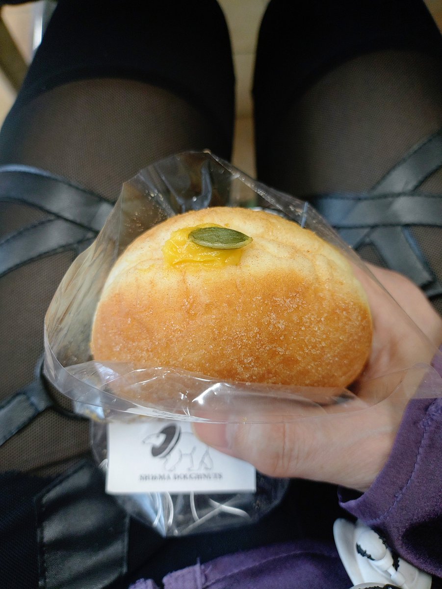 SkullLeaderMFP's tweet photo. 10/7(水)
今日もシロクマドーナツ🍩
今週の限定『クリーミーパンプキン&amp;アップルシナモン』
お店も先週からハロウィン🎃の飾り付け✨
#shi6madoughnuts #脳梗塞 #方麻痺 #リハビリ #Xジェンダー #ジェンダーレス https://t.co/i53RSuOAyz