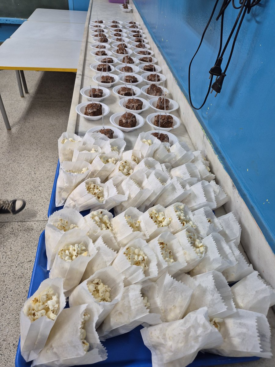 Gabriela_daluz's tweet photo. Dia de festa do Pijama com cineminha na escola.

Meus alunos são muito "rejeite a modernidade, abrace a tradição. "

1- Sim, fiz bolo e pipoca para 40 crianças. 

2- Eles trocando o dinheirinho por ingresso QUE COISA MAIS PRECIOSAAAAAA https://t.co/ai1rDG8gcL