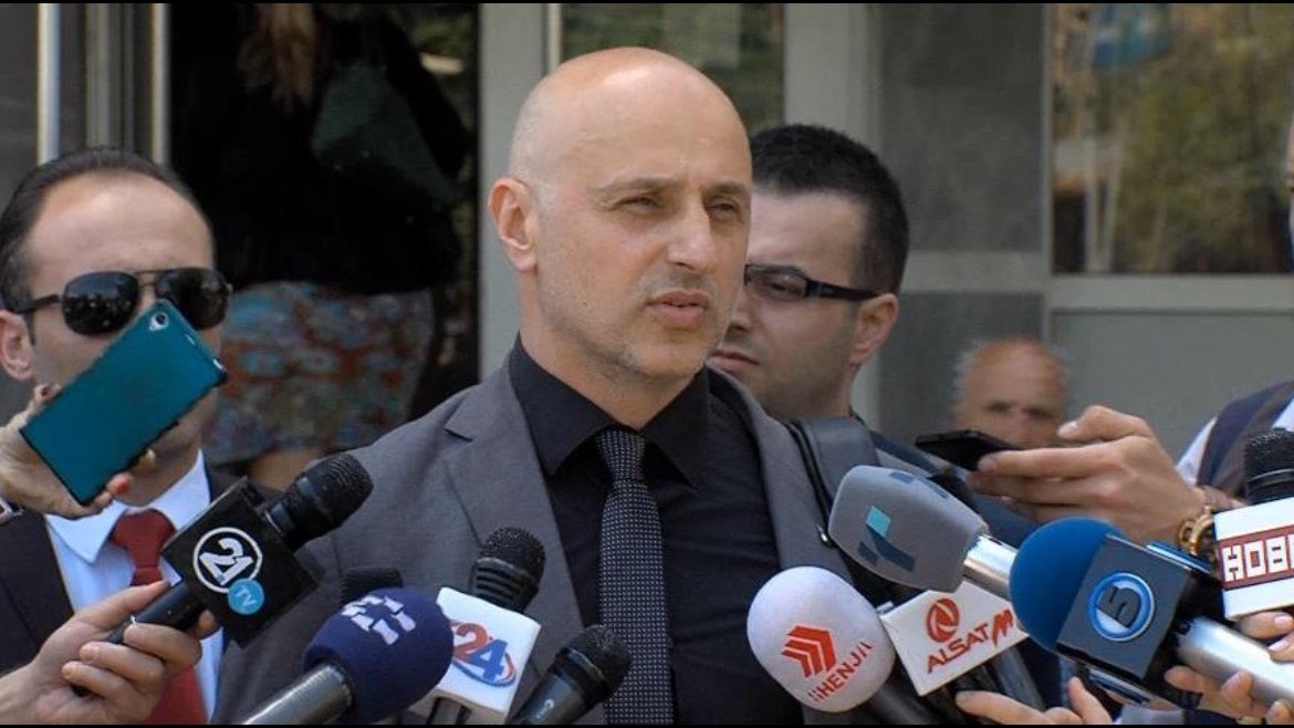 Macedonianvis's tweet photo. 🚨 ПРИВЕДЕН ВИШ ОБВИНИТЕЛ ВО ПРИЛЕП

Виш обвинител од Битола денеска бил приведен во Прилеп поради сомневања за незаконско влијание врз обвинители и судии.

Случајот предизвика големо внимание, а истрагата продолжува. 🚨

#Македонија #Прилеп #Вести https://t.co/z4BZ9d6TOD