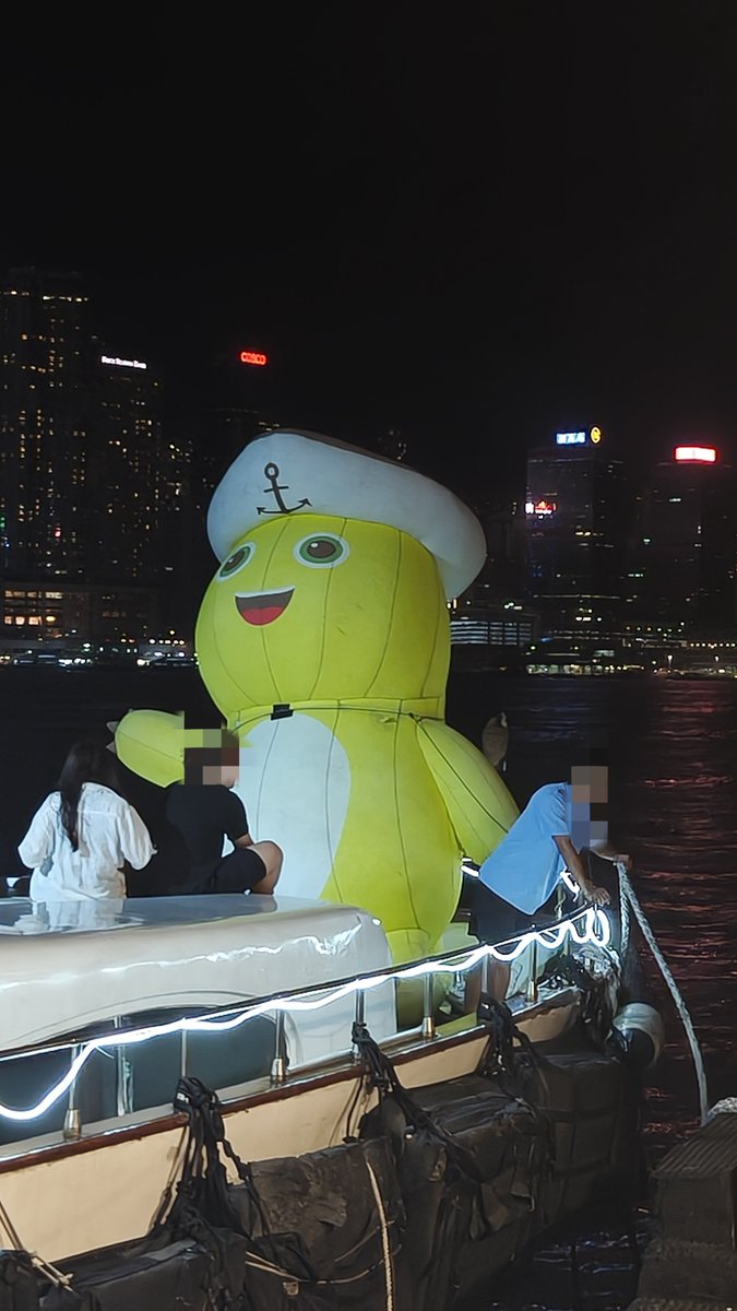 Husky_Yang1's tweet photo. 在香港玩了两天，结果万万没想到给我留下最深刻��象的是，在维港一抬头看到前面船上有个巨大奶龙 https://t.co/A2pwN2ClzK