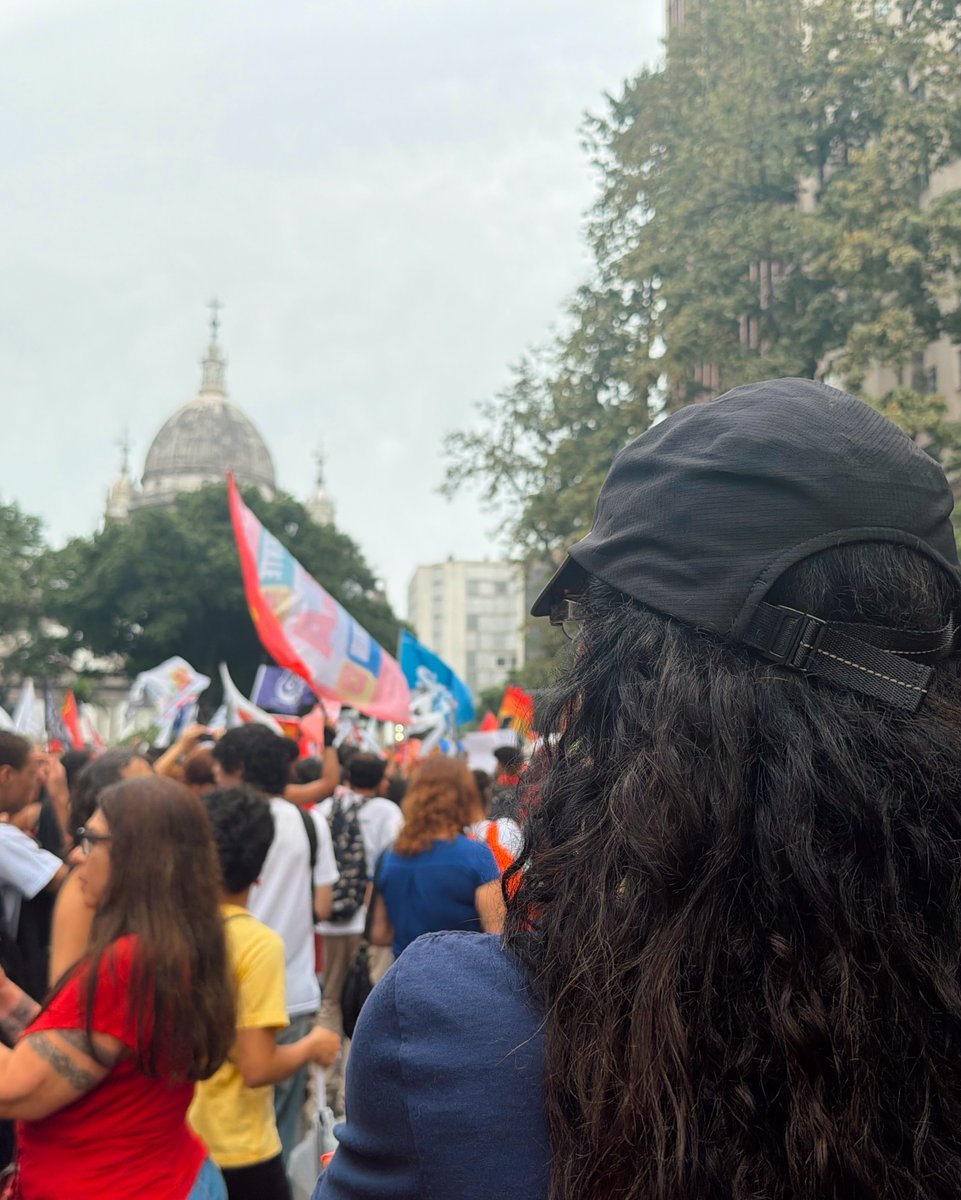 tracklist's tweet photo. Marisa Monte esteve presente no ato realizado por estudantes no Rio de Janeiro em defesa da democracia.

“Fui pra rua hoje apoiar e me emocionar com os estudantes. Dia 25 eu voto pela democracia, pela educação, pelo fim da escala 6x1 e pela cidadania. 🌟” https://t.co/glw796yUte