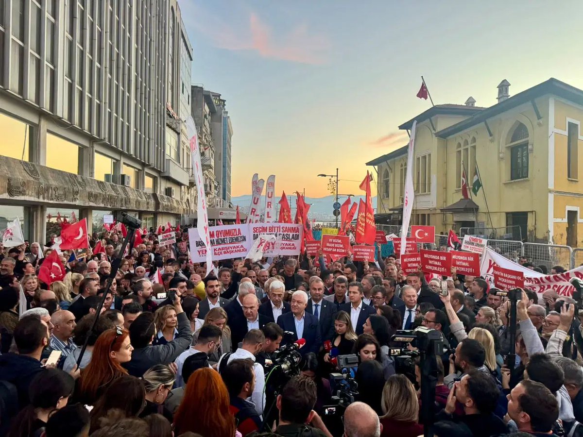 cagdastuzla's tweet photo. İzmir’de “Cemil Tugay” Öfkesi: Polis Ablukasını Aşan Yurttaşlar “Hain Cemil” Sloganlarıyla Yürüdü
https://t.co/sj3K1ieVht #CemilTugayÖfkesi #YeniParti #AKP #İzmir https://t.co/nRa2qHw0OC
