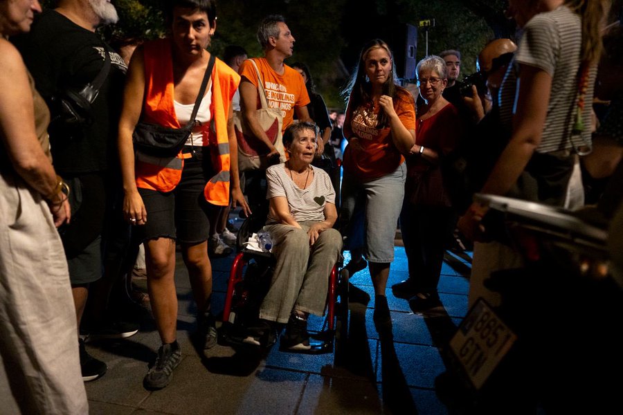 arainfonoticias's tweet photo. ÚLTIMA HORA | Ha muerto Maricarmen, a los 87 años, el mismo día en que se fija la huelga general por la vivienda que su lucha ayudó a prender. Fue expulsada en camilla de la casa donde vivió siete décadas: https://t.co/1weEHA1OFG

📸 @InquilinatoMad https://t.co/K7jOIfNmAh