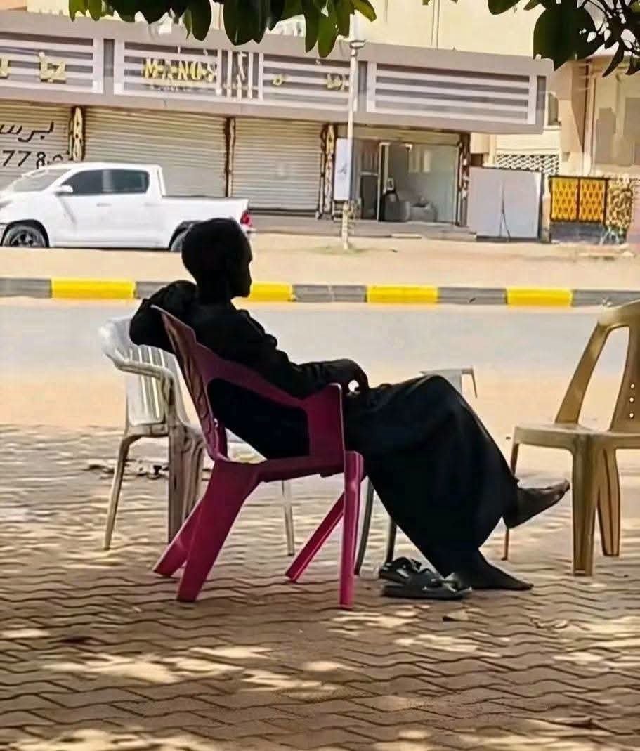 7udaa0's tweet photo. الموبايل بوّظ فينا حاجات كتيرة!

عمّنا وقع من الكرسي وهو شارد… بدل ما ا��زول يجري يساعدو، كان أول رد فعل: صوّر وارفع في التيك توك!

يا جماعة، ما كل لقطة محتاجة كاميرا، وما كل موقف ينفع يبقى محتوى.

في لحظات المفروض نكون فيها بشر… بس♥️
#السودان https://t.co/WwV4PqLC1C