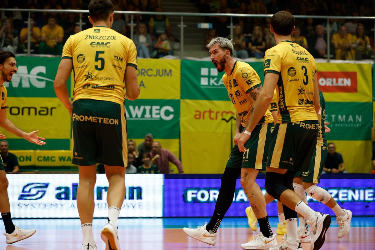 AluronCMC's tweet photo. 𝗪𝗬𝗚𝗥𝗬𝗪𝗔𝗠𝗬 𝗡𝗔 𝗣𝗥𝗘𝗭𝗘𝗡𝗧𝗔𝗖𝗝Ę 𝟯:𝟭! 🔥

Jurajscy Rycerze jechali na 6. biegu w IV secie i wygrali go bardzo gładko. To była udana i piękna prezentacja! 🤩

Aluron CMC Warta Zawiercie - Spor Toto Spor Kulübü 3:1 
(25:23, 25:22, 21:25, 25:14)

MVP: Bartosz Kwolek https://t.co/zjT8yL5aZe