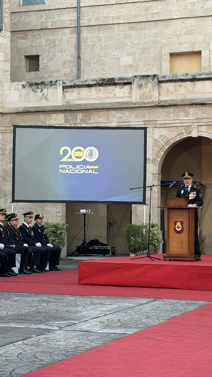 DavidDiezH's tweet photo. Un año más, tengo el honor y el privilegio de asistir a la celebración de los Santos Custodios, patrón de la @policia 
Una jornada muy especial para reconocer y agradecer la dedicación, el compromiso y el servicio que, día tras día, prestan tantos hombres y mujeres con vocación. https://t.co/9lvI3NnRMJ