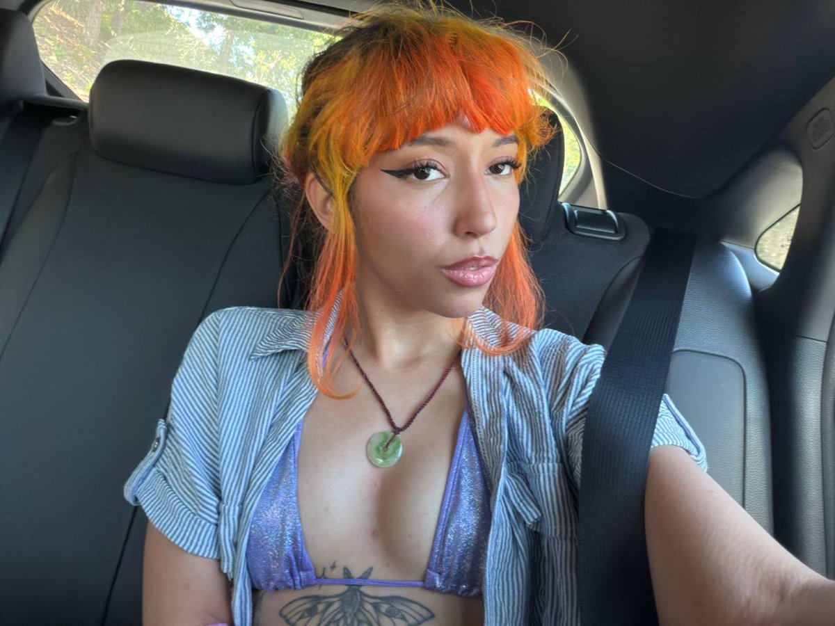 Lilithv3xx's tweet photo. just chillin in my car rn 😌 my hair is looking extra wild today lol. what are u up to babe? https://t.co/pST3QRECCz