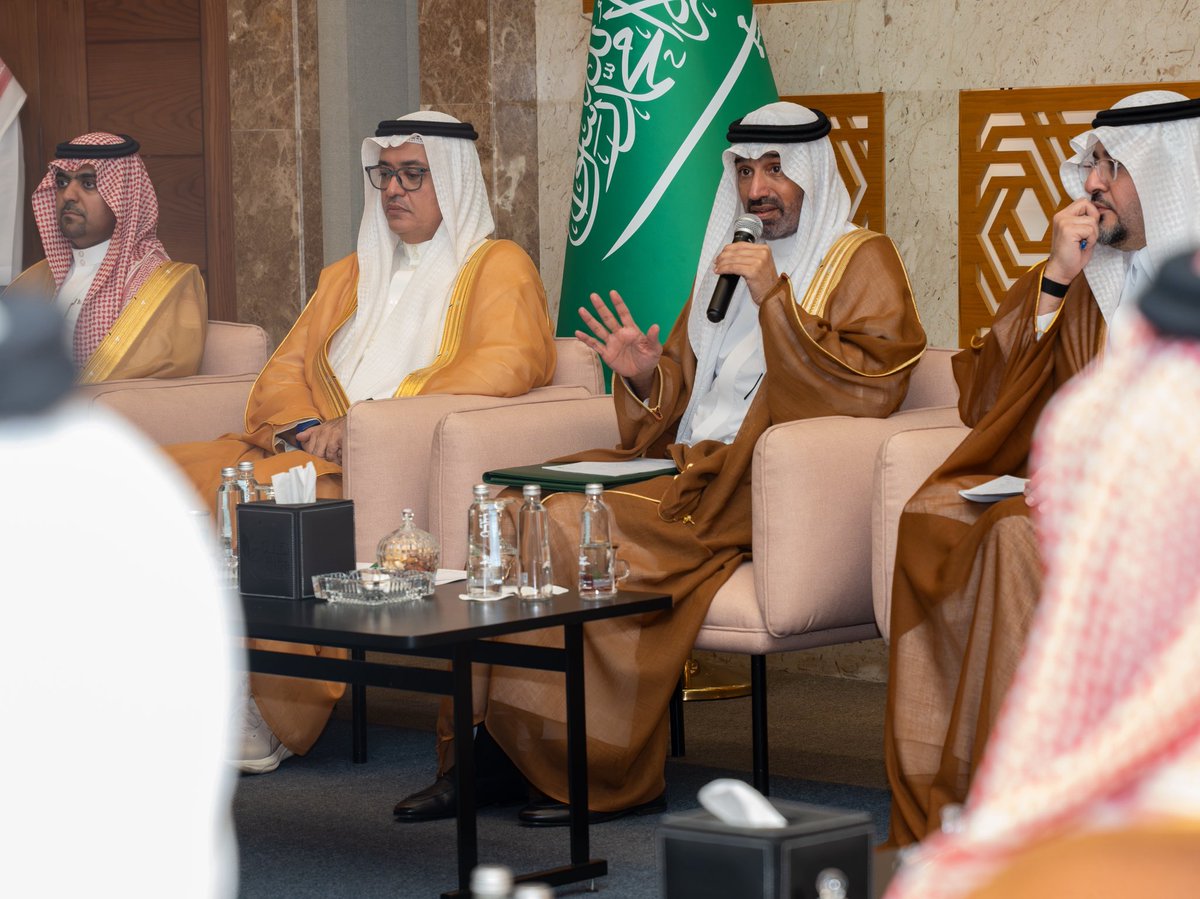 ercharities's tweet photo. بالتعاون مع المركز الوطني لتنمية القطاع غير الربحي، نظّم مجلس الجمعيات الأهلية بالشرقية لقاءً جمع معالي وزير الموارد البشرية والتنمية الاجتماعية م. أحمد الراجحي، والرئيس التنفيذي للمركز الوطني لتنمية القطاع غير الربحي أ. أحمد السويلم، بعدد من قادة منظمات القطاع غير الربحي بالمنطقة الشرقية.

واستُهل اللقاء بكلمة لرئيس مجلس الإدارة أ. عبدالله الخالدي، رحّب خلالها بمعالي الوزير والحضور، مؤكدًا أهمية تعزيز التواصل والتكامل لدعم وتمكين منظمات القطاع.

وشهد اللقاء حوارًا حول أبرز الفرص والتحديات وتطلعات الجمعيات الأهلية، وسبل رفع كفاءتها وتعزيز استدامتها وتعظيم أثرها التنموي.

ويتقدم المجلس بالشكر لمركز المهيدب لمتلازمة داون على استضافة اللقاء والمساهمة في إنجاحه.