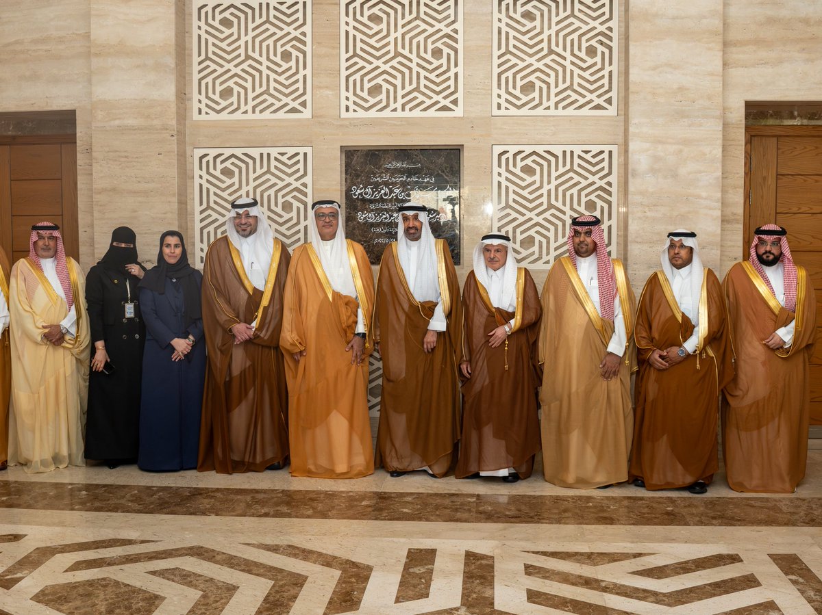 ercharities's tweet photo. بالتعاون مع المركز الوطني لتنمية القطاع غير الربحي، نظّم مجلس الجمعيات الأهلية بالشرقية لقاءً جمع معالي وزير الموارد البشرية والتنمية الاجتماعية م. أحمد الراجحي، والرئيس التنفيذي للمركز الوطني لتنمية القطاع غير الربحي أ. أحمد السويلم، بعدد من قادة منظمات القطاع غير الربحي بالمنطقة الشرقية.

واستُهل اللقاء بكلمة لرئيس مجلس الإدارة أ. عبدالله الخالدي، رحّب خلالها بمعالي الوزير والحضور، مؤكدًا أهمية تعزيز التواصل والتكامل لدعم وتمكين منظمات القطاع.

وشهد اللقاء حوارًا حول أبرز الفرص والتحديات وتطلعات الجمعيات الأهلية، وسبل رفع كفاءتها وتعزيز استدامتها وتعظيم أثرها التنموي.

ويتقدم المجلس بالشكر لمركز المهيدب لمتلازمة داون على استضافة اللقاء والمساهمة في إنجاحه.