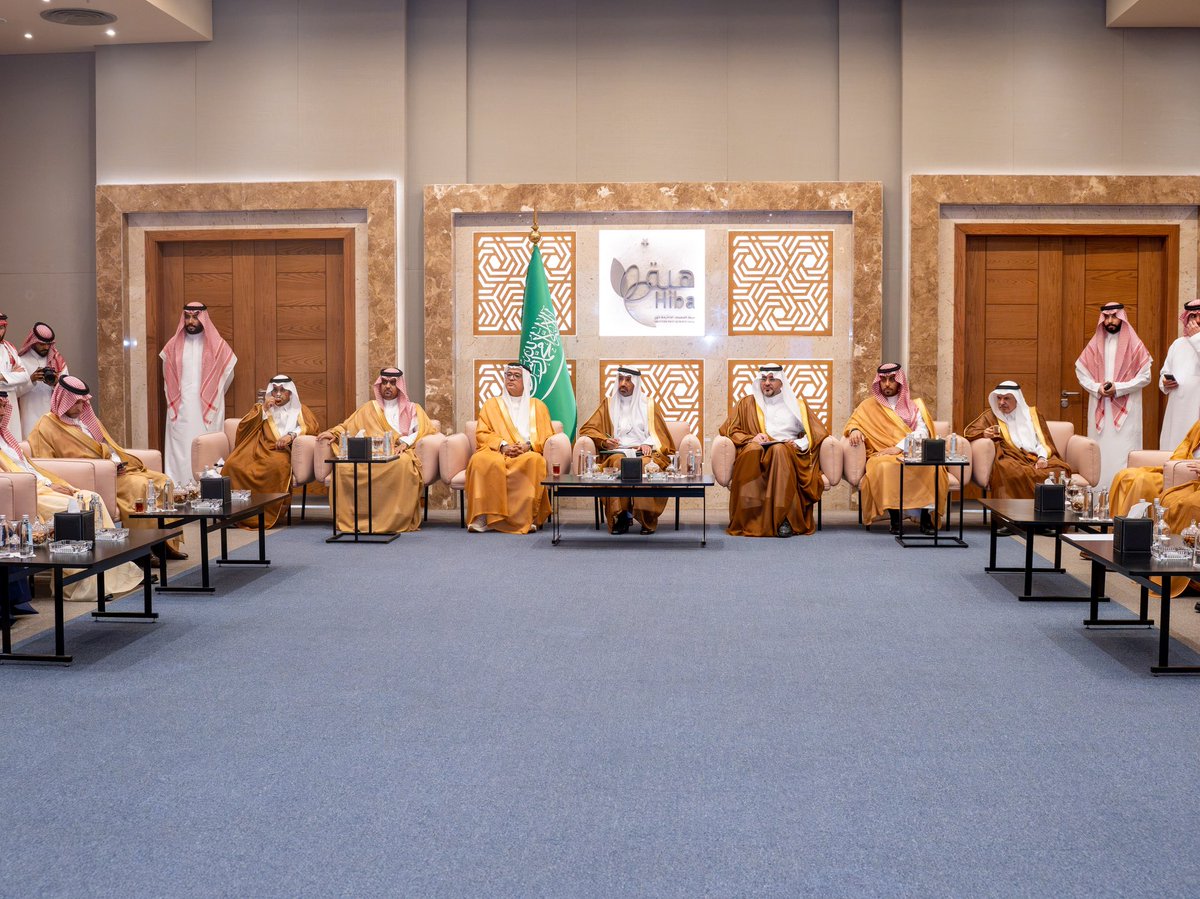 ercharities's tweet photo. بالتعاون مع المركز الوطني لتنمية القطاع غير الربحي، نظّم مجلس الجمعيات الأهلية بالشرقية لقاءً جمع معالي وزير الموارد البشرية والتنمية الاجتماعية م. أحمد الراجحي، والرئيس التنفيذي للمركز الوطني لتنمية القطاع غير الربحي أ. أحمد السويلم، بعدد من قادة منظمات القطاع غير الربحي بالمنطقة الشرقية.

واستُهل اللقاء بكلمة لرئيس مجلس الإدارة أ. عبدالله الخالدي، رحّب خلالها بمعالي الوزير والحضور، مؤكدًا أهمية تعزيز التواصل والتكامل لدعم وتمكين منظمات القطاع.

وشهد اللقاء حوارًا حول أبرز الفرص والتحديات وتطلعات الجمعيات الأهلية، وسبل رفع كفاءتها وتعزيز استدامتها وتعظيم أثرها التنموي.

ويتقدم المجلس بالشكر لمركز المهيدب لمتلازمة داون على استضافة اللقاء والمساهمة في إنجاحه.