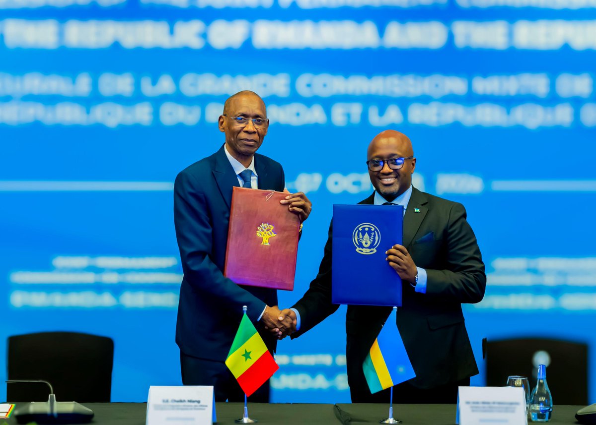 RwandaMFA's tweet photo. Cet après-midi à Kigali, le Ministre @onduhungirehe, aux côtés de son homologue, S.E. Cheikh Niang, Ministre de l’Intégration africaine, des Affaires étrangères et des Sénégalais de l’Extérieur du Sénégal, a coprésidé la 1ʳᵉ Session de la grande commission mixte de coopération entre la République du Rwanda et la République du Sénégal.

Au cours de cette session, les deux Ministres ont signé trois (3) accords et huit (8) protocoles d’accord (MoU) visant à renforcer davantage la coopération entre les deux pays:

1. Protocole d'Accord sur les Consultations Politiques
2. Protocole d'Accord de Coopération dans le domaine des TIC et de l’Innovation ;
3. Mémorandum d'Entente dans le domaine du tourisme ;
4. Protocole d'Accord de Coopération dans le domaine de la Jeunesse ;
5. Mémorandum d’entente de coopération dans les domaines de la Culture et des Arts ;
6. Protocole d'Accord sur la coopération dans le domaine des Sports,
7. Projet d'Accord en matière d’Enseignement Supérieur et de Recherche Scientifique ;
8. Projet d’Accord de Coopération dans le domaine de la Normalisation.
9. Convention sur l’Entraide judiciaire en matière pénale ;
10. Convention de Coopération sur l’Extradition ;
11. Accord relatif au transfèrement des personnes condamnées.

🔗Communiqué conjoint: https://t.co/GdKHeJ84LY

📸Plus de photos: https://t.co/J3UwoR5Jmv