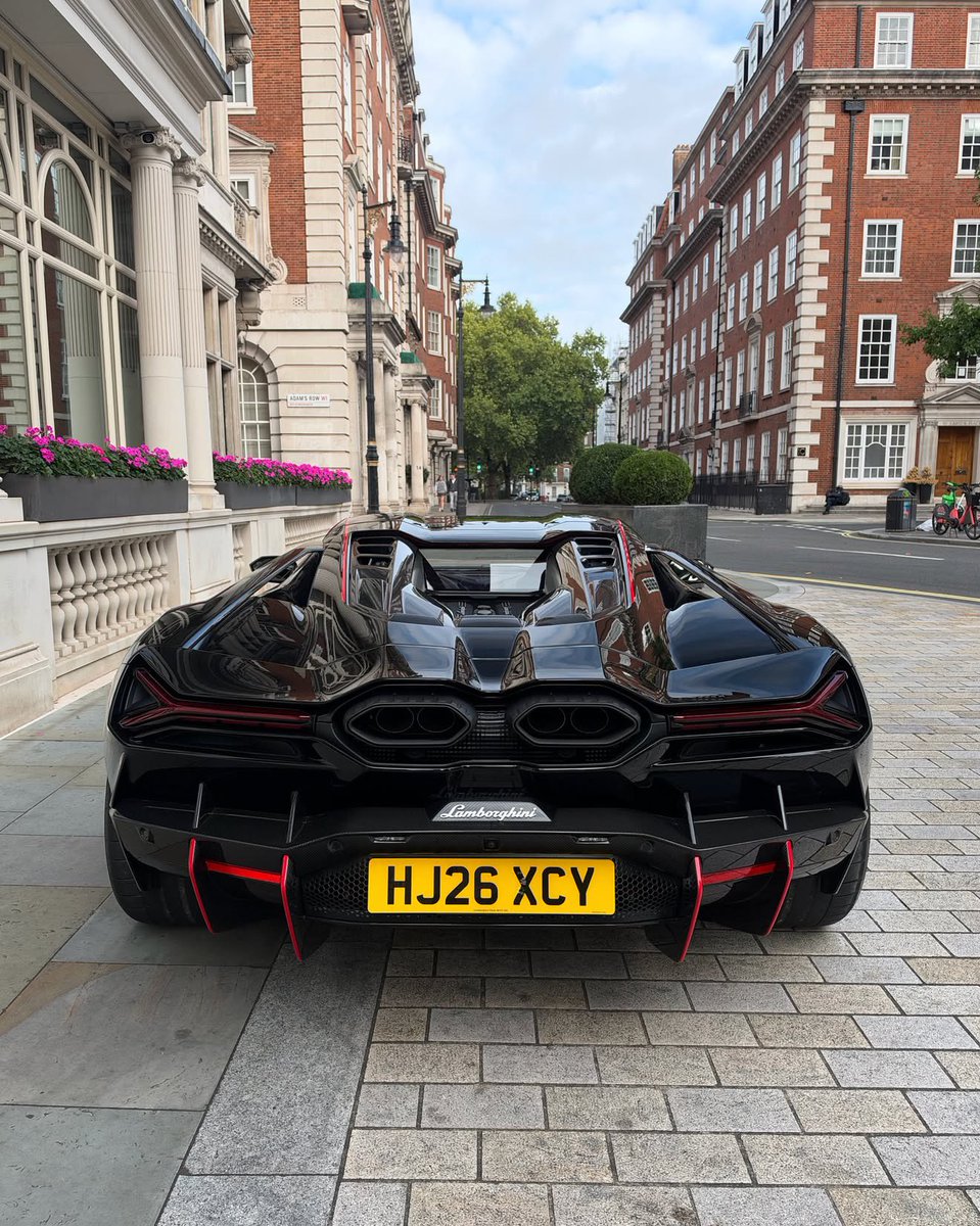 CarCultureCC's tweet photo. Lamborghini Revuelto in London 🇬🇧 https://t.co/3Y3UqoAasX