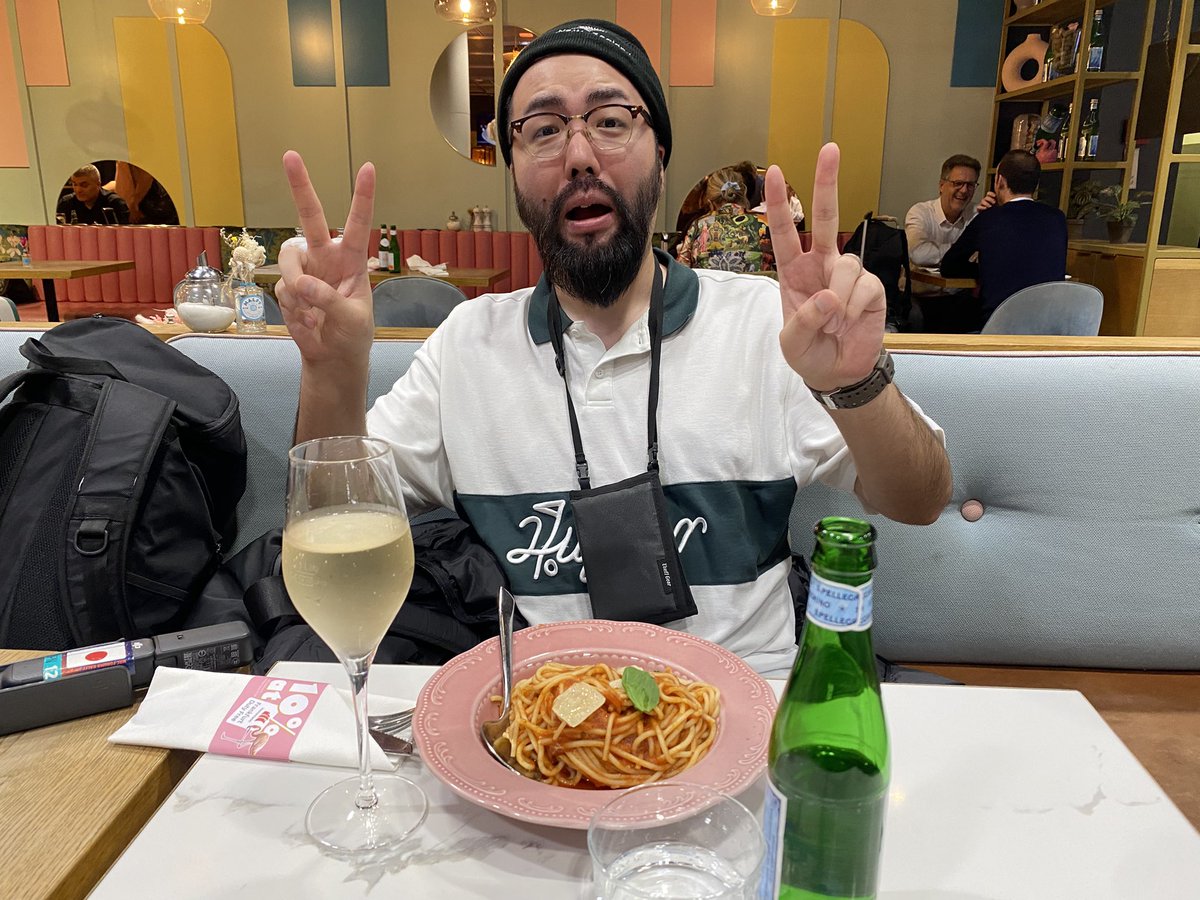 momochi212's tweet photo. 今週末はフランスはニースで行われるEVOフランスに出場します！
優勝1本でいく！！

写真は乗り継ぎのドイツにてなんかいる髭の人
この人スト6好きすぎるだろw https://t.co/7wlcRhWPqn