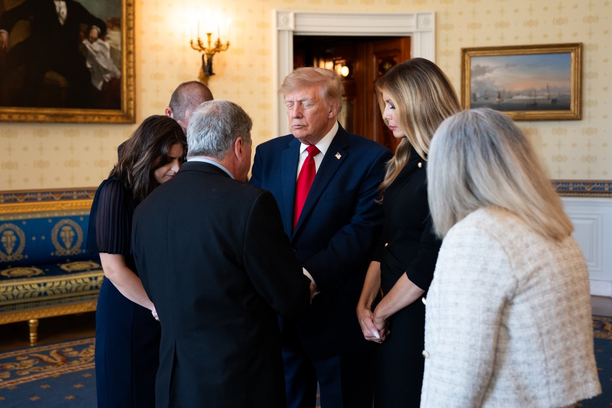 WhiteHouse's tweet photo. America’s Gold Star Families endure the unfathomable, laying to rest their loved ones who gave their lives protecting our freedom.

No words can express the depth of that loss. We will forever honor them. 

Their sacrifice will never be forgotten. 🇺🇸 https://t.co/7VW31DRDMn