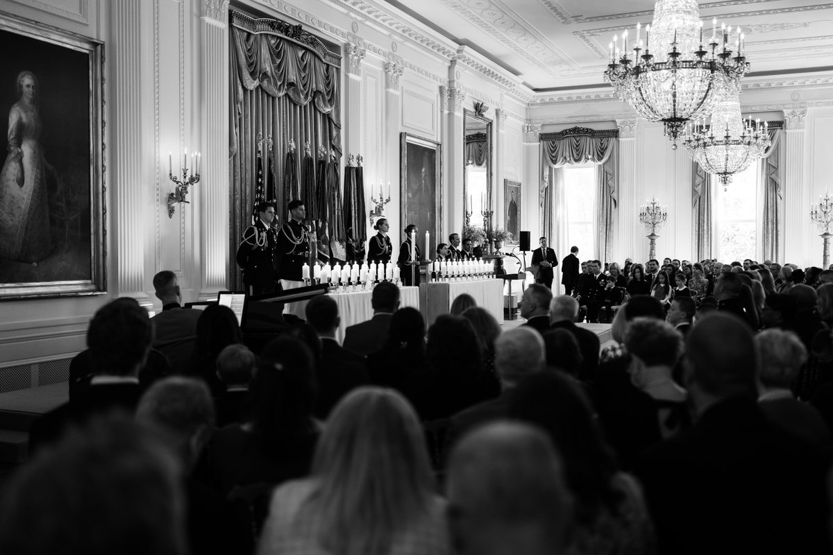 WhiteHouse's tweet photo. America’s Gold Star Families endure the unfathomable, laying to rest their loved ones who gave their lives protecting our freedom.

No words can express the depth of that loss. We will forever honor them. 

Their sacrifice will never be forgotten. 🇺🇸 https://t.co/7VW31DRDMn