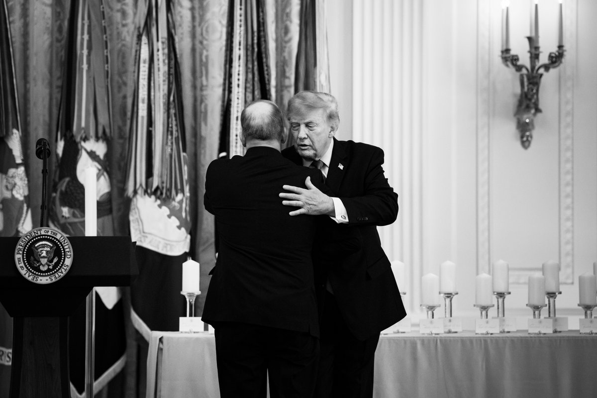 WhiteHouse's tweet photo. America’s Gold Star Families endure the unfathomable, laying to rest their loved ones who gave their lives protecting our freedom.

No words can express the depth of that loss. We will forever honor them. 

Their sacrifice will never be forgotten. 🇺🇸 https://t.co/7VW31DRDMn
