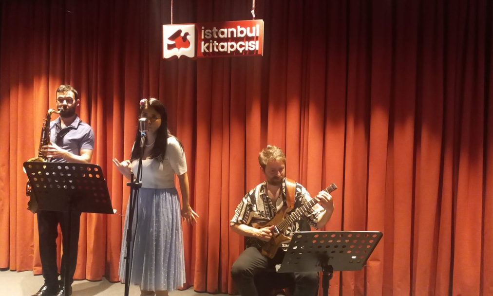 DincerKaratepe's tweet photo. #Kültürİstanbul (@kultur_istanbul) himayesinde düzenlenen #caz konserleri #müzik sevinci dağıtmaya devam ediyor. Bu akşam #Kadıköy'de, #TerastaCaz Ekim Ayı Konserleri'nin ilk bölümünde; büyük bir keyifle #BestemYuvarlak Trio'yu izledik... 🎵🎤🎶 https://t.co/3n77HC7d9z