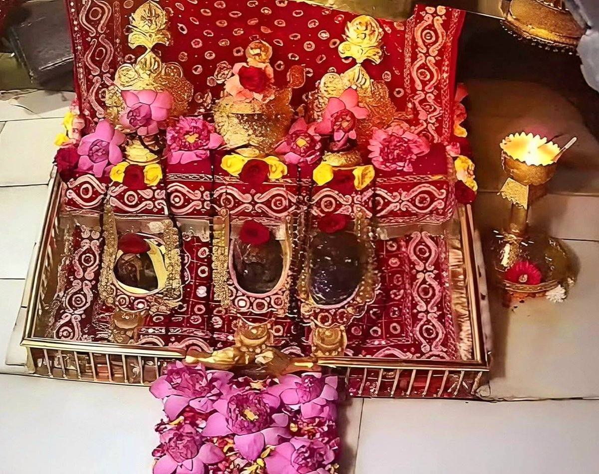 DeleshS's tweet photo. 🚩🔱ॐ ऐं ह्रीं क्लीं चामुण्डायै विच्चैः🔱🚩

आज 07 _ 10  _ 2026 "त्रिकुटा पर्वत" से 
अद्भुत प्राकृतिक #पावन #दिव्य #पिंडी #स्वरूप #माँ वैष्णों जी के ���ुंदर आलौकिक #सायंकाल #के "श्रृंगार #आरती #दर्शन"

#KatraVaishnoDevi #jaimahakal #jaiganeshdeva #maa https://t.co/Oz7tpCRbBN