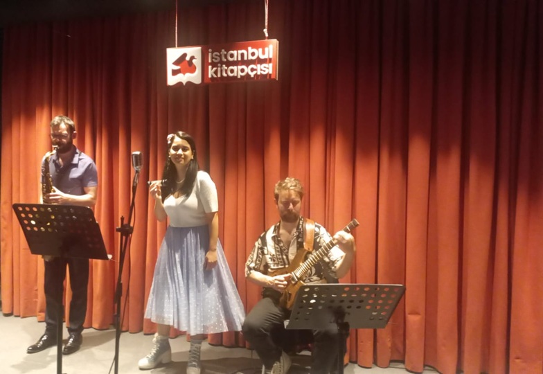 DincerKaratepe's tweet photo. #Kültürİstanbul (@kultur_istanbul) himayesinde düzenlenen #caz konserleri #müzik sevinci dağıtmaya devam ediyor. Bu akşam #Kadıköy'de, #TerastaCaz Ekim Ayı Konserleri'nin ilk bölümünde; büyük bir keyifle #BestemYuvarlak Trio'yu izledik... 🎵🎤🎶 https://t.co/3n77HC7d9z