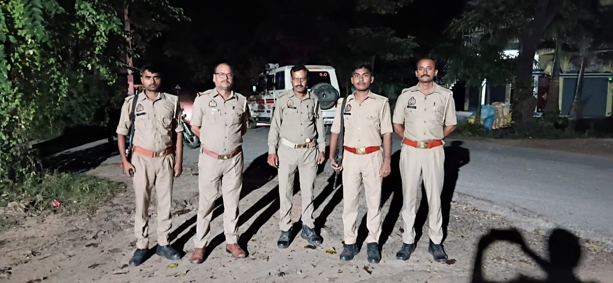 balliapolice's tweet photo. #रात्रि_गश्त_व_चेकिंग #SPBallia श्री ओमवीर सिंह के निर्देशन में जनपद में शांति,सुरक्षा एवं कानून व्यवस्था बनाए रखने के दृष्टिगत #Ps_रेवती पुलिस द्वारा रात्रि में निरन्तर भ्रमणशील रहते हुए संदिग्ध व्यक्तियों/वाहनो की चेकिंग की जा रही है। #Ballia
@Uppolice
@dgpup
@digazamgarh https://t.co/f8mMNLR1ce