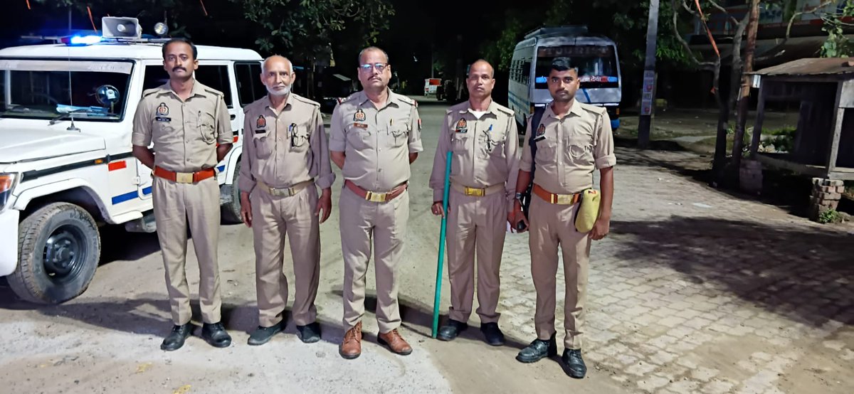 balliapolice's tweet photo. #रात्रि_गश्त_व_चेकिंग #SPBallia श्री ओमवीर सिंह के निर्देशन में जनपद में शांति,सुरक्षा एवं कानून व्यवस्था बनाए रखने के दृष्टिगत #Ps_रेवती पुलिस द्वारा रात्रि में निरन्तर भ्रमणशील रहते हुए संदिग्ध व्यक्तियों/वाहनो की चेकिंग की जा रही है। #Ballia
@Uppolice
@dgpup
@digazamgarh https://t.co/f8mMNLR1ce