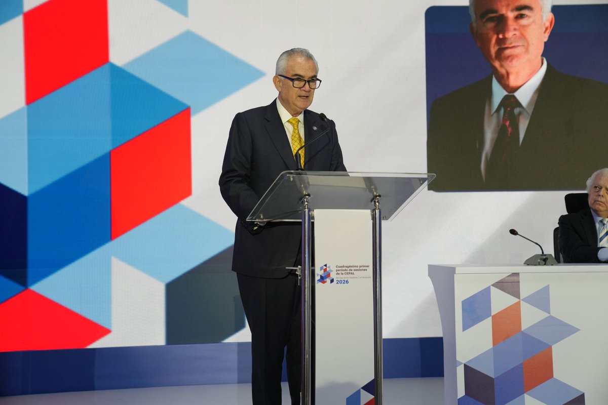 cepal_onu's tweet photo. (3/3)
🗨️José Manuel Salazar-Xirinachs (@JoseMSalazarX) en la inauguración del 41º período de sesiones de la #CEPAL que se realiza en República Dominicana 🇩🇴: El desarrollo es transformación y aprender a gestionar las transformaciones en la nueva era geopolítica es aprender a promover el desarrollo con intención y sentido estratégico.
Durante estos días analizaremos en detalle 3⃣ de las 1⃣1⃣ transformaciones indispensables que ha identificado la #CEPAL:
🔸¿Cómo aprovechar la transformación digital y la inteligencia artificial para superar la trampa de baja capacidad para crecer?
🔸¿Cómo avanzar hacia una nueva etapa en la integración regional?
🔸¿Cómo construir una macroeconomía para el desarrollo con una fiscalidad sana y fuerte?

💬El mundo está cambiando muy rápido. América Latina y el Caribe debe también cambiar. La CEPAL está aquí para apoyarles en la construcción de nuevas capacidades para una nueva era.

📺EN VIVO▶️https://t.co/4JRzmYlIBO

#PSEScepal2026 #GestiónDeLasTransformaciones