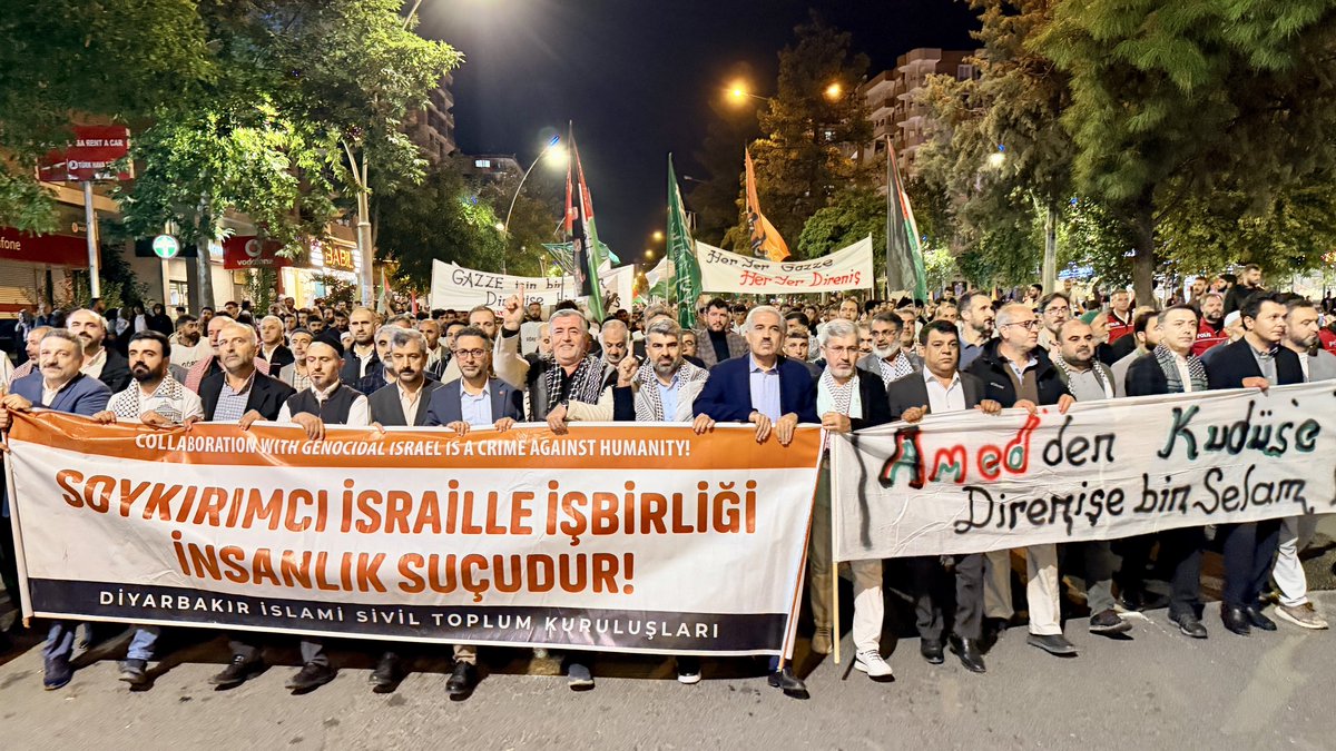 HudaPar21's tweet photo. Aksa Tufanı'nın 3. yıldönümü nedeniyle Diyarbakır İslami STK'ları tarafından düzenlenen “Aksa Tufanı'na Destek Büyük Yürüyüşü"ne Milletvekilimiz Faruk Dinç, İl Başkanımız Zeynul Abidin Gülsever ve beraberlerindeki heyetimiz katıldı.

Binlerce kişinin katılımıyla gerçekleşen Aksa Tufanı yürüyüşünde Selahaddin-i Eyyubi'nin torunları olan Diyarbakır halkı Gazze'deki kardeşlerinin yanında olduklarını dile getirdiler.