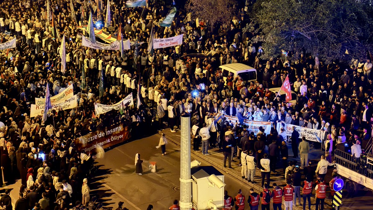 HudaPar21's tweet photo. Aksa Tufanı'nın 3. yıldönümü nedeniyle Diyarbakır İslami STK'ları tarafından düzenlenen “Aksa Tufanı'na Destek Büyük Yürüyüşü"ne Milletvekilimiz Faruk Dinç, İl Başkanımız Zeynul Abidin Gülsever ve beraberlerindeki heyetimiz katıldı.

Binlerce kişinin katılımıyla gerçekleşen Aksa Tufanı yürüyüşünde Selahaddin-i Eyyubi'nin torunları olan Diyarbakır halkı Gazze'deki kardeşlerinin yanında olduklarını dile getirdiler.