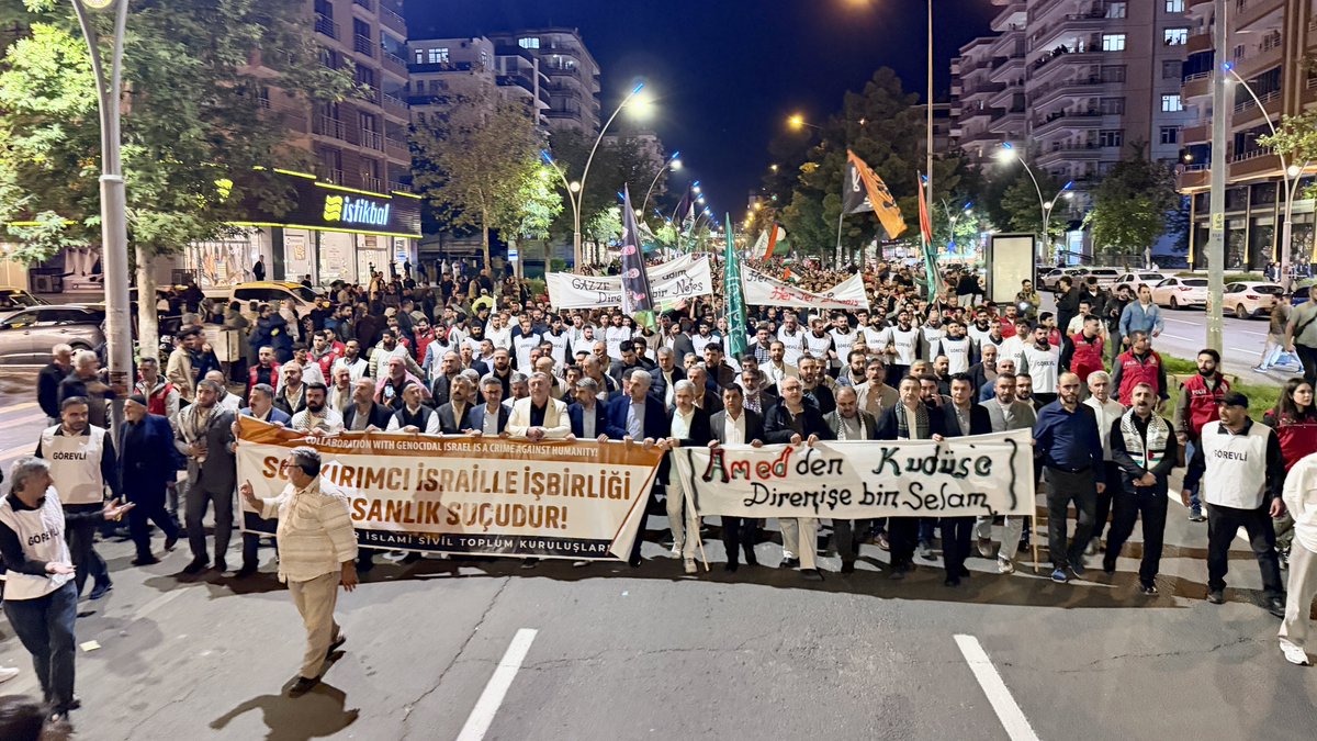 HudaPar21's tweet photo. Aksa Tufanı'nın 3. yıldönümü nedeniyle Diyarbakır İslami STK'ları tarafından düzenlenen “Aksa Tufanı'na Destek Büyük Yürüyüşü"ne Milletvekilimiz Faruk Dinç, İl Başkanımız Zeynul Abidin Gülsever ve beraberlerindeki heyetimiz katıldı.

Binlerce kişinin katılımıyla gerçekleşen Aksa Tufanı yürüyüşünde Selahaddin-i Eyyubi'nin torunları olan Diyarbakır halkı Gazze'deki kardeşlerinin yanında olduklarını dile getirdiler.