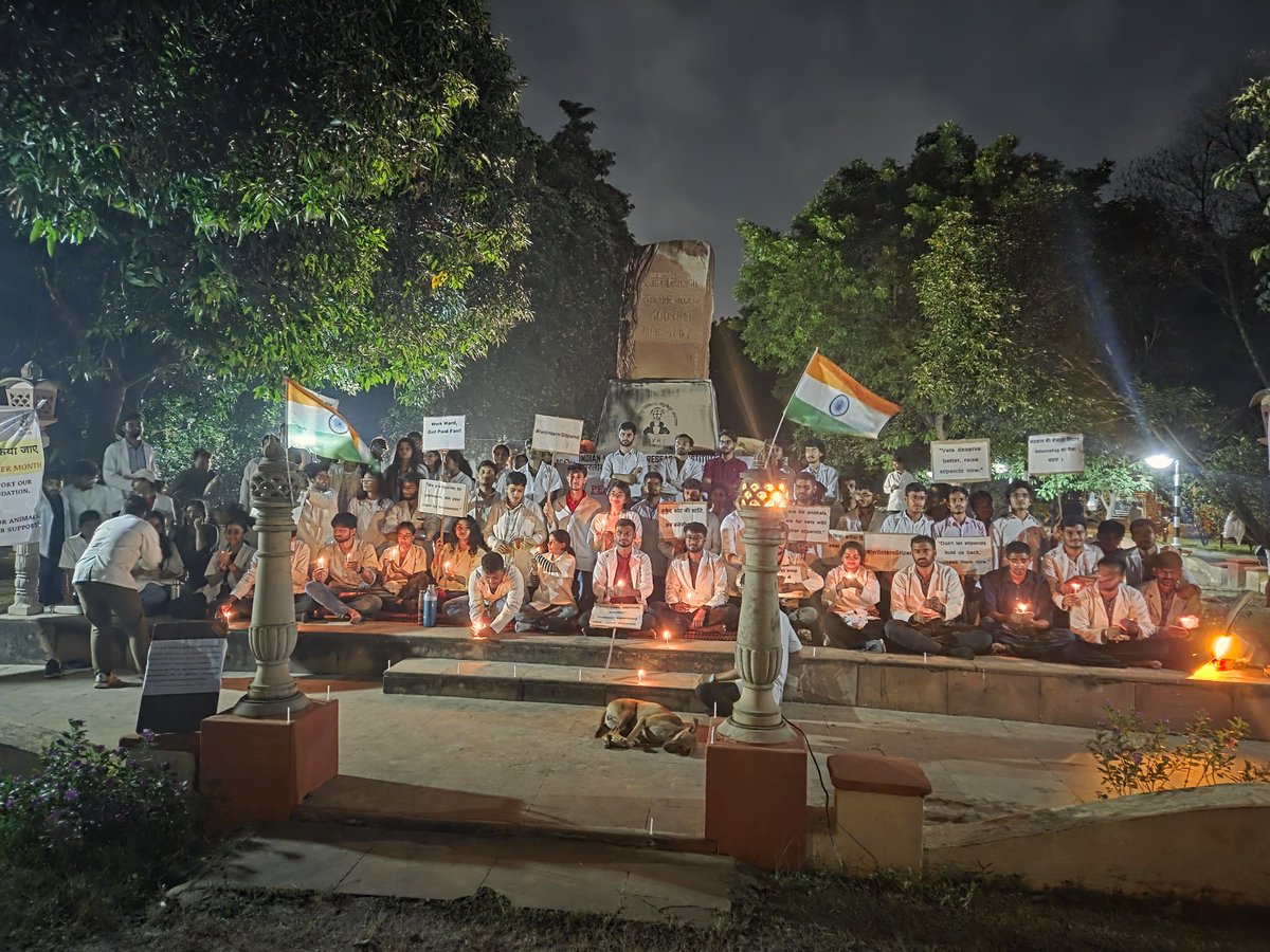 kherwa_manish's tweet photo. Heavy rain can soak our clothes, but it cannot silence our voices. 
We are standing here despite the weather because our demands cannot wait any longer. 
We want Justice 🙏🏻
@icarindia @ChouhanShivraj @ivri_1889 @dare_goi @CimmytMl @YashpalSMa16711  @htTweets 
#IVRIINTERNSTIPEND https://t.co/c6RCuQydhT