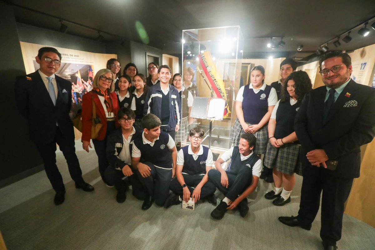 LassoGuillermo's tweet photo. Hoy tuve el gusto de recibir en mis oficinas de Guayaquil a un grupo de estudiantes del Liceo Panamericano. Hablé con cada uno sobre sus sueños, les pedí que los anoten en una lista y que nunca la pierdan de vista. Estoy convencido de que los cumplirán todos. Gracias por la visita.