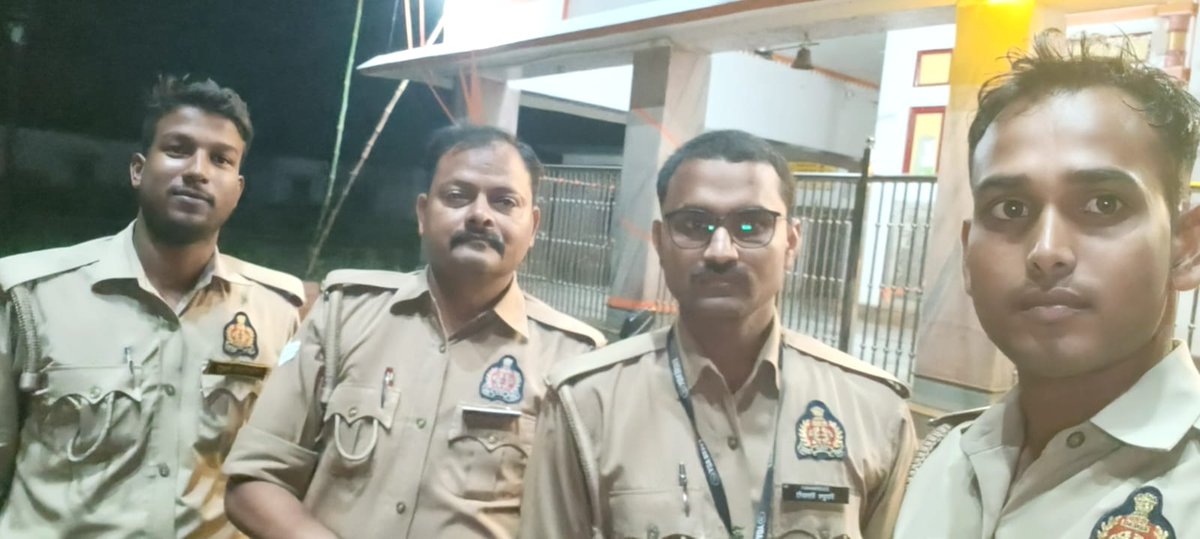balliapolice's tweet photo. #रात्रि_गश्त_व_चेकिंग #SPBallia श्री ओमवीर सिंह के निर्���ेशन में जनपद में शांति,सुरक्षा एवं कानून व्यवस्था बनाए रखने के दृष्टिगत #Ps_बांसडीहरोड पुलिस द्वारा रात्रि में निरन्तर भ्रमणशील रहते हुए संदिग्ध व्यक्तियों/वाहनो की चेकिंग की जा रही है। #Ballia
@Uppolice
@dgpup
@digazamgarh https://t.co/iFsyAwlljY