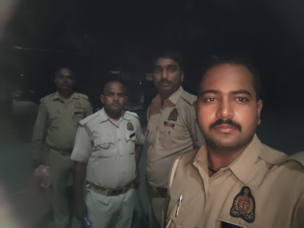 balliapolice's tweet photo. #रात्रि_गश्त_व_चेकिंग #SPBallia श्री ओमवीर सिंह के निर्���ेशन में जनपद में शांति,सुरक्षा एवं कानून व्यवस्था बनाए रखने के दृष्टिगत #Ps_बांसडीहरोड पुलिस द्वारा रात्रि में निरन्तर भ्रमणशील रहते हुए संदिग्ध व्यक्तियों/वाहनो की चेकिंग की जा रही है। #Ballia
@Uppolice
@dgpup
@digazamgarh https://t.co/iFsyAwlljY