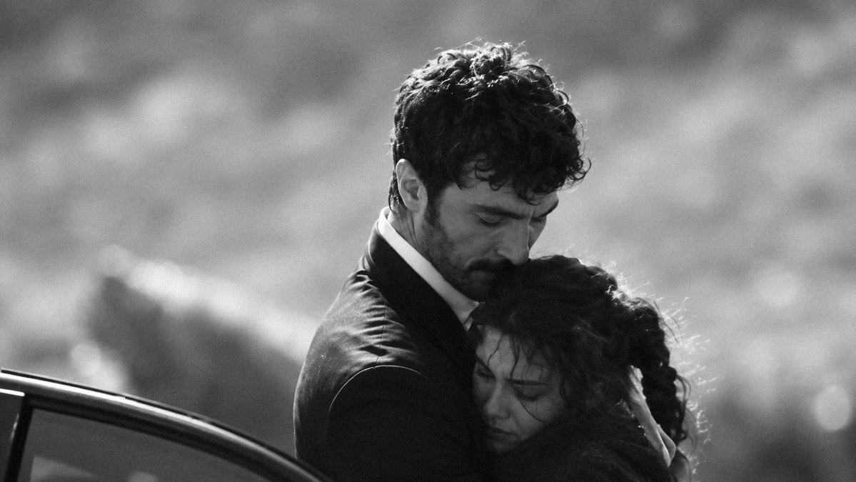 MissBulut_7's tweet photo. Was he…
1️⃣ Making sure she landed safely?🥹
2️⃣ Breathing in her hair?👀
3️⃣ Or just completely forgetting what he was doing?😂🫠❤️‍🔥
#YılSer #HalefKöklerinÇağrısı https://t.co/ALIsbQh34A